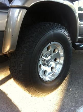MB chrome rims 
285 75 16 BFG's