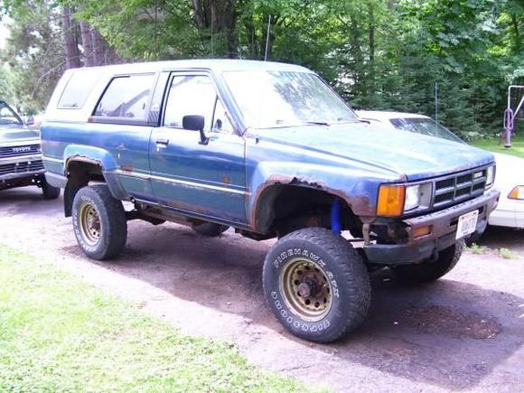 Passenger Side...1985 SR5 22RE Automatic Trans. Rough country 3.5 inch suspention lift, Manual rear brake hand valve to replace the LSV. Rusty but trusty. Not bad for only 50 bucks place 400 for complete spring Rough country suspention lift installed myself anf all new brakes and brake line, new fuel pump rebuild 22RE, stainless lift brake lines and procomp drop link and front steering damper and procomp shocks.Think it needs rear end rebuild bad back lash noise on decell. Needs tranfer case. In the process of making custom stainless bumbpers for both my toys.