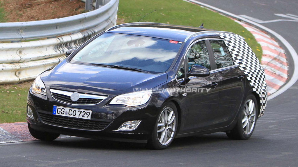 2011 Opel Astra SportsTourer spy shots 