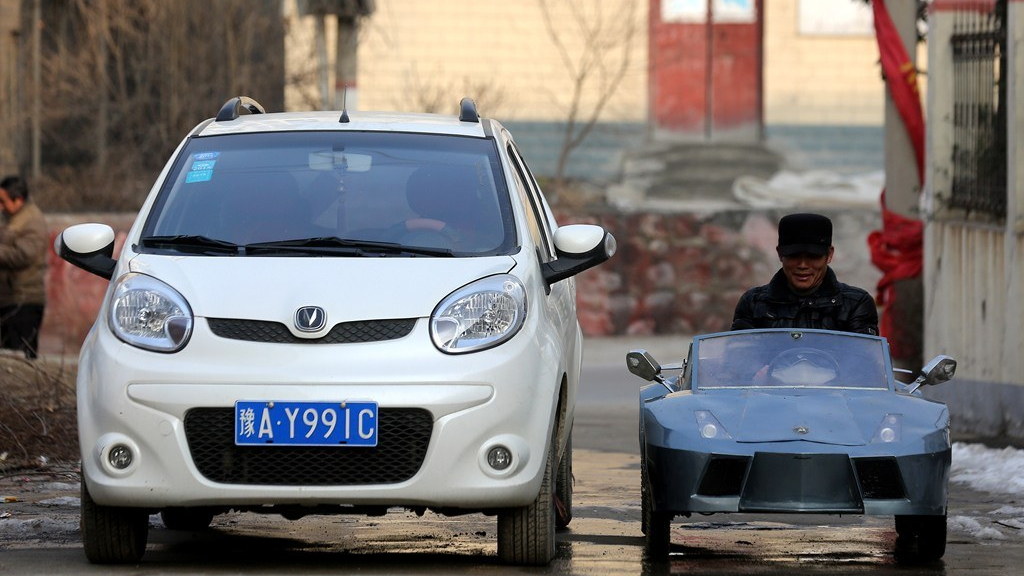 Chinese grandpa builds electric mini-Lamborghini (Images: ChinaSmack)