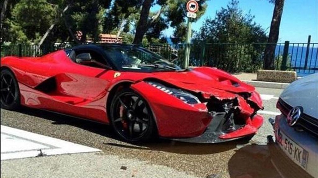 Ferrari LaFerrari crash In Monaco (Image via @AutoBant)