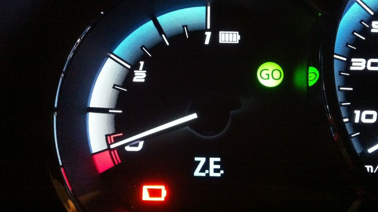 Low-battery red warning light on Better Place Renault Fluence ZE, Israel