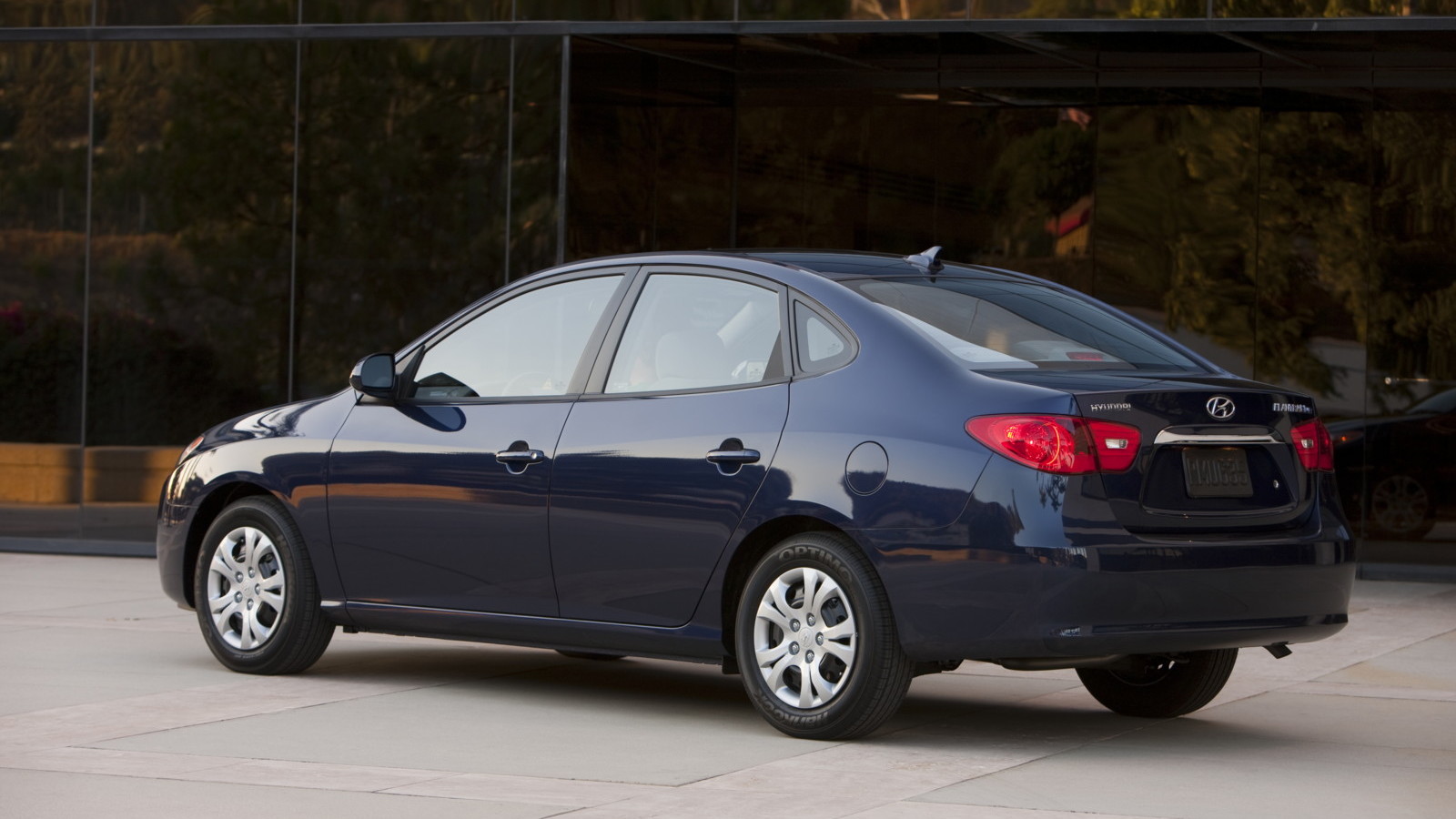 2010 Hyundai Elantra Blue: Higher MPG, Just $25 More