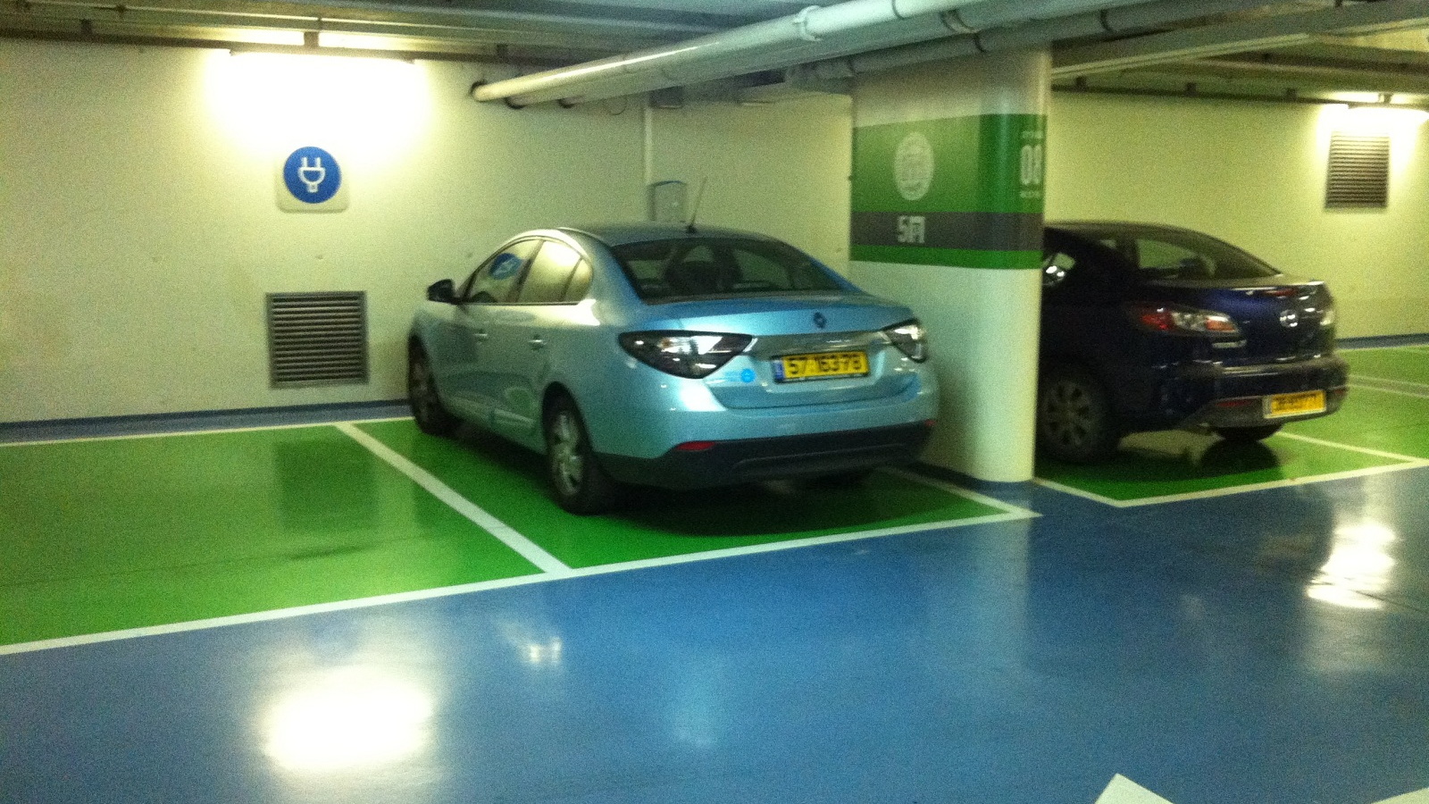 Renault Fluence ZE charging at Better Place pubic charge spots in Israel [photo: Brian of London]