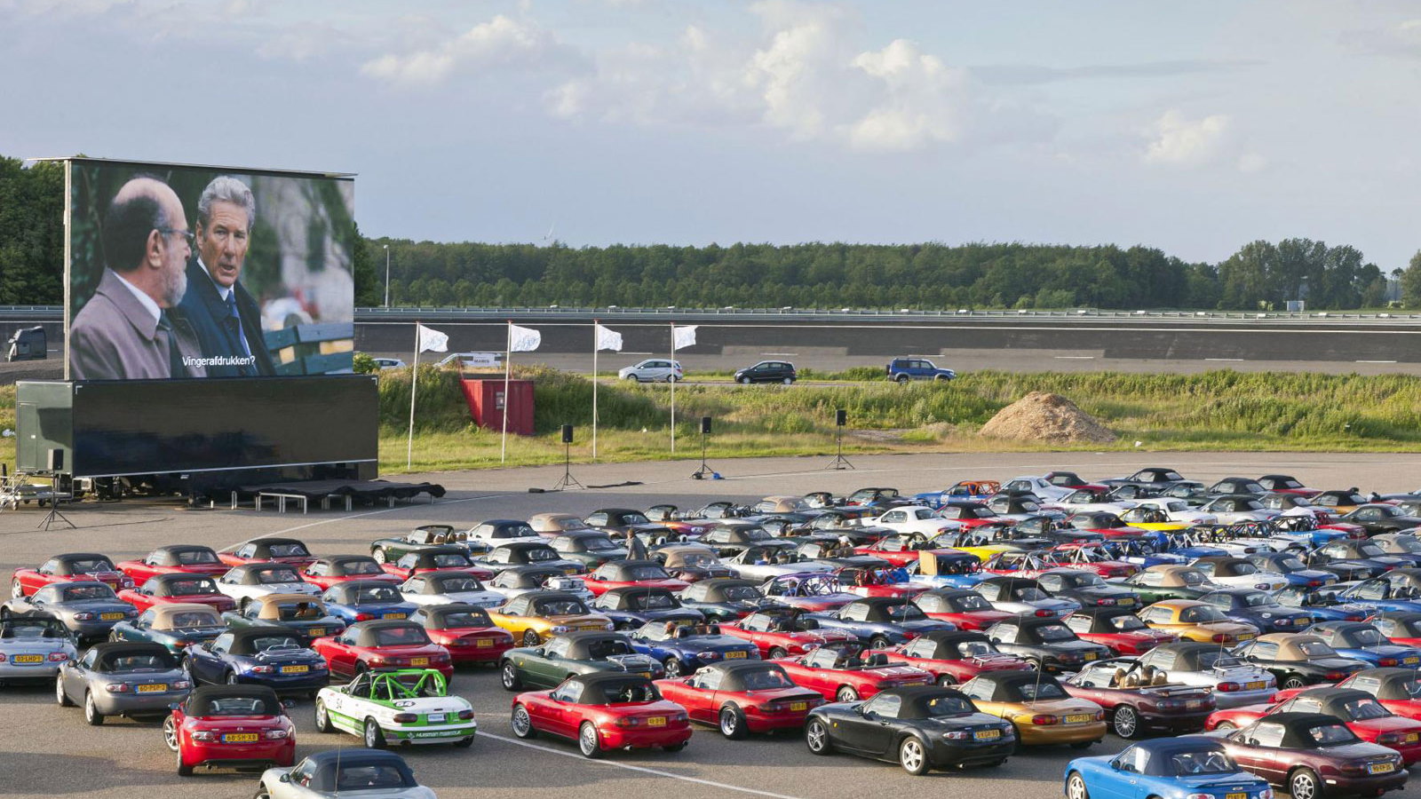 Gathering of Mazda MX-5 Miatas sets new world record