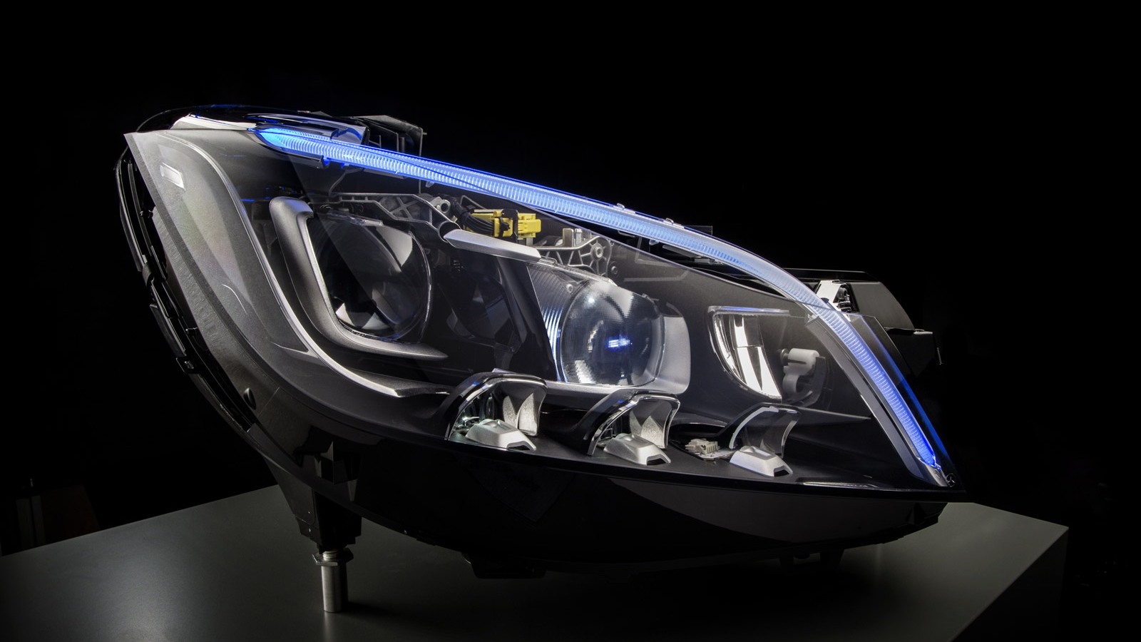 Mercedes-Benz MULTIBEAM LED headlight technology