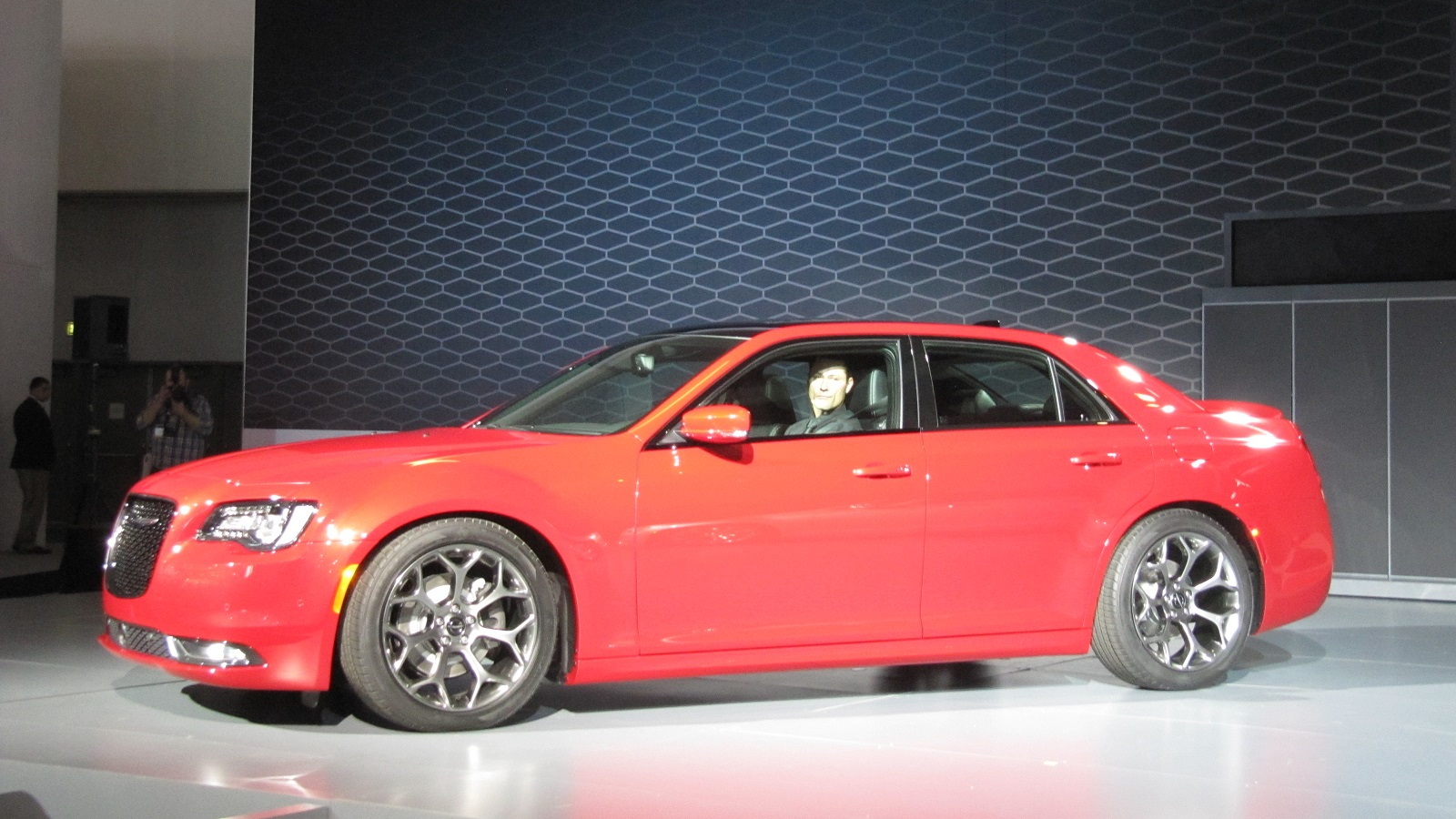 2015 Chrysler 300 unveiled at 2014 Los Angeles Auto Show