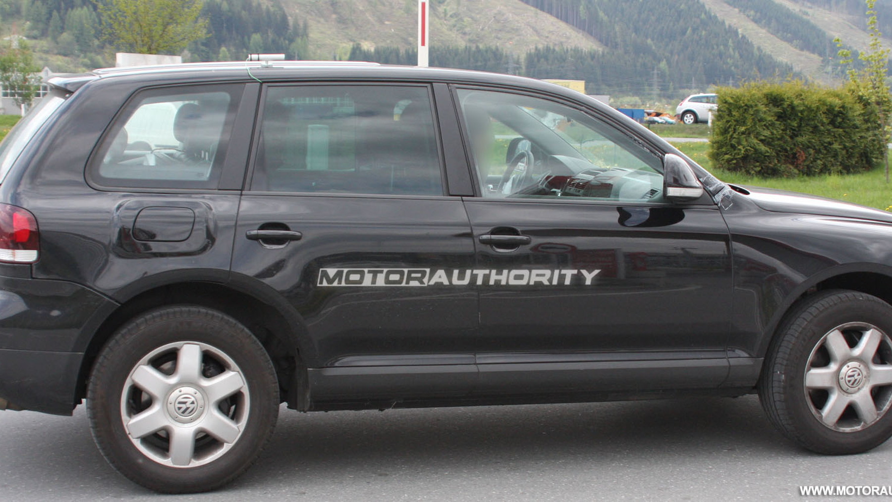 2011 volkswagen touareg test mule spy shots may 004