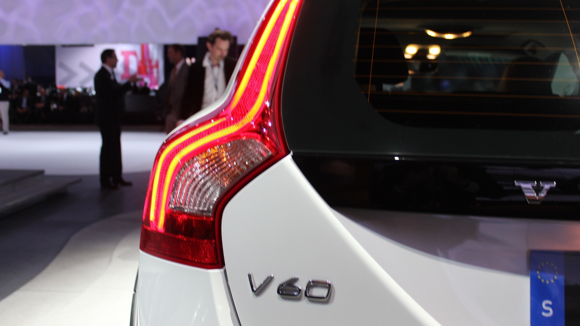 2015 Volvo V60 Cross Country  -  2014 Los Angeles Auto Show live photos