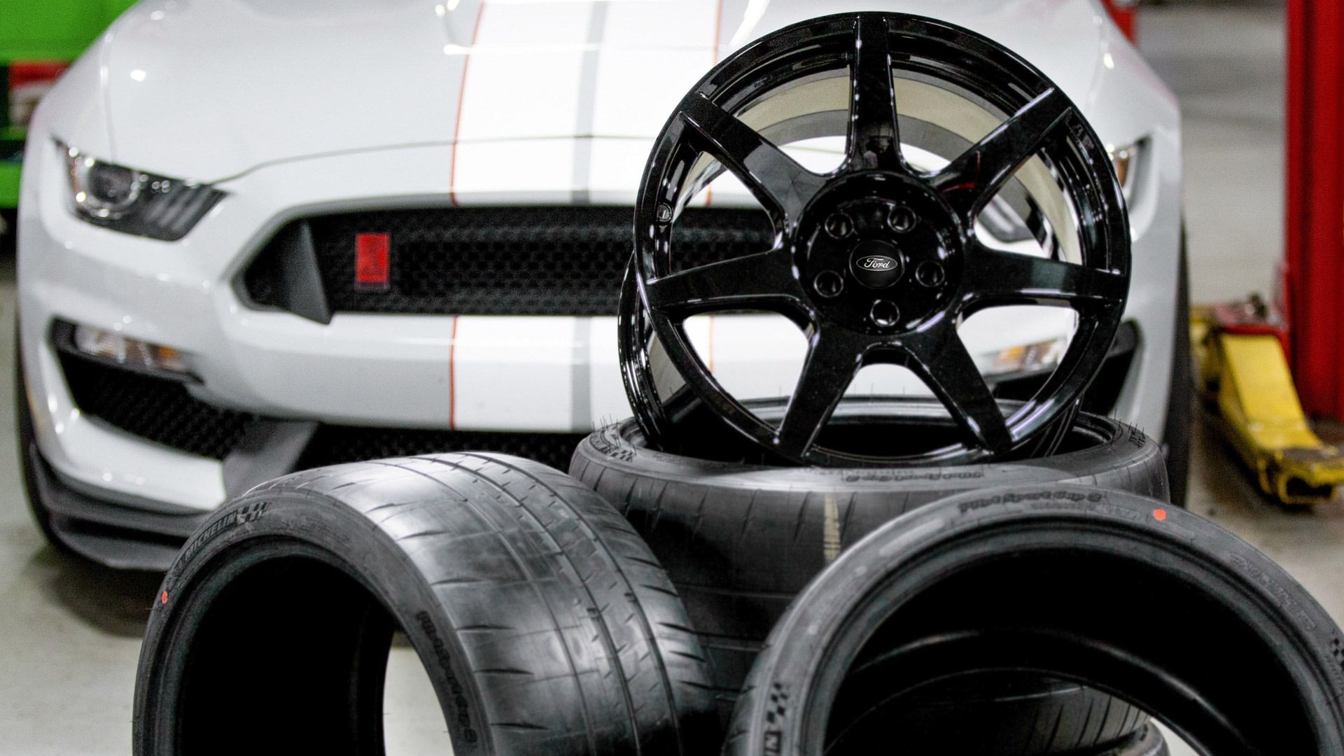 2016 Ford Mustang Shelby GT350R’s carbon fiber wheels