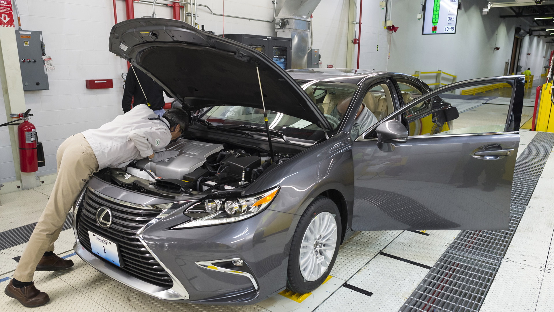 2016 Lexus ES production in Georgetown, Kentucky
