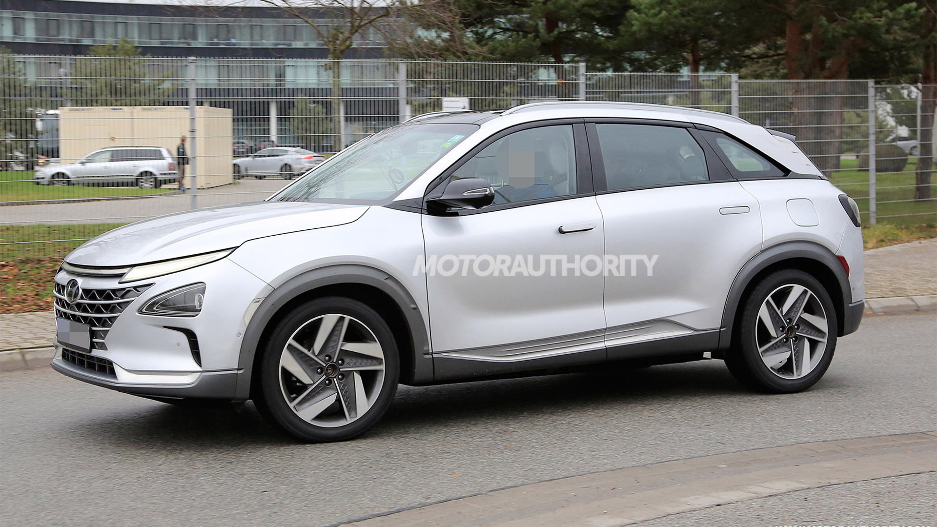 2019 Hyundai fuel cell SUV spy shots - Image via S. Baldauf/SB-Medien
