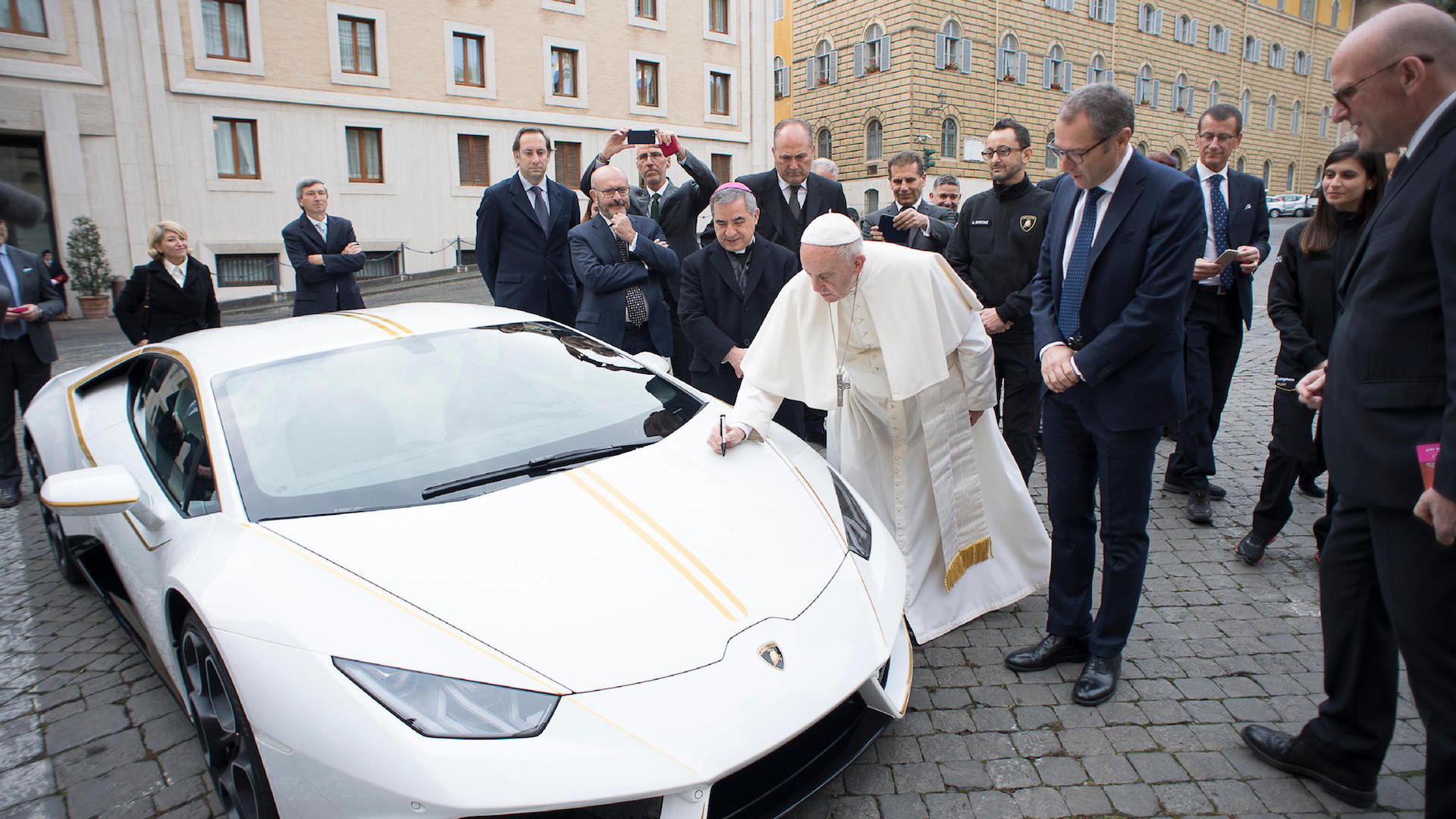 Special Lamborghini Huracán donated to Pope Francis for charity