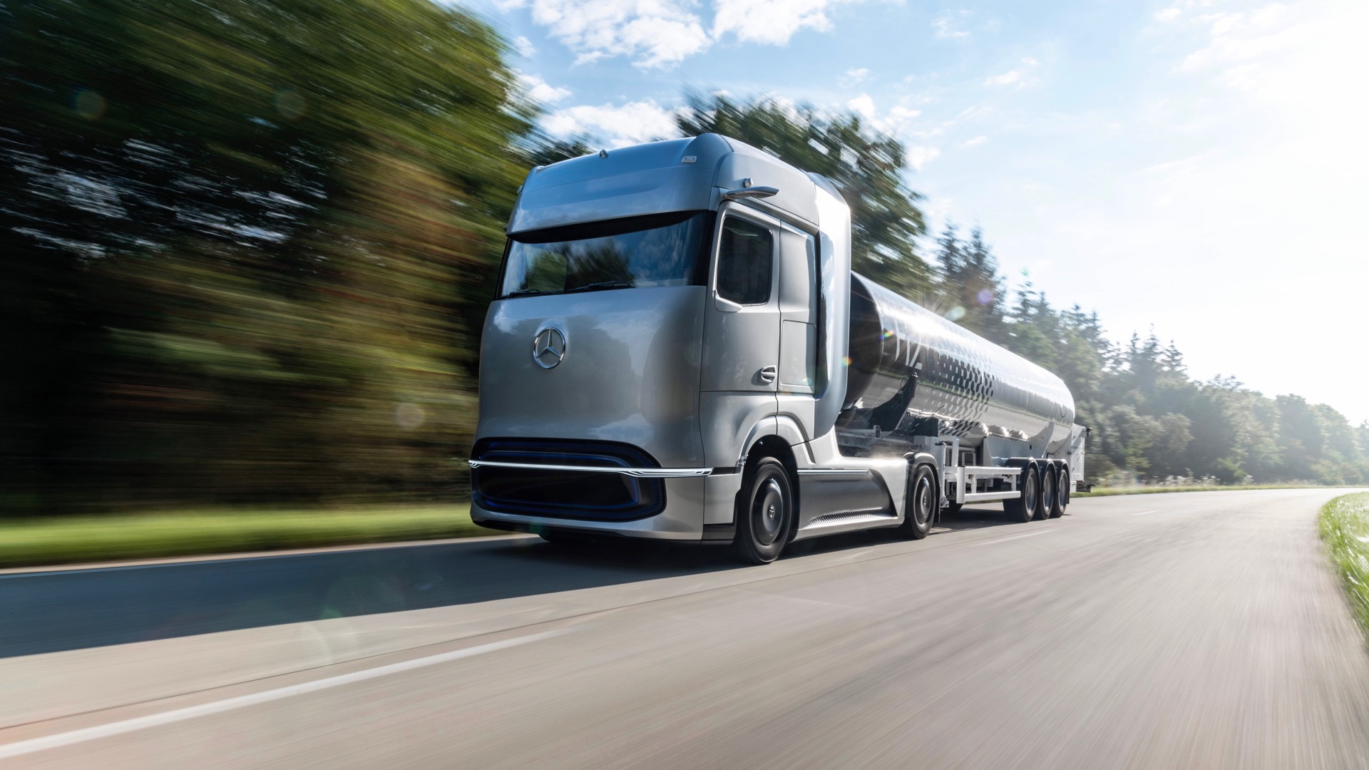 Mercedes-Benz GenH2 hydrogen fuel-cell semi truck