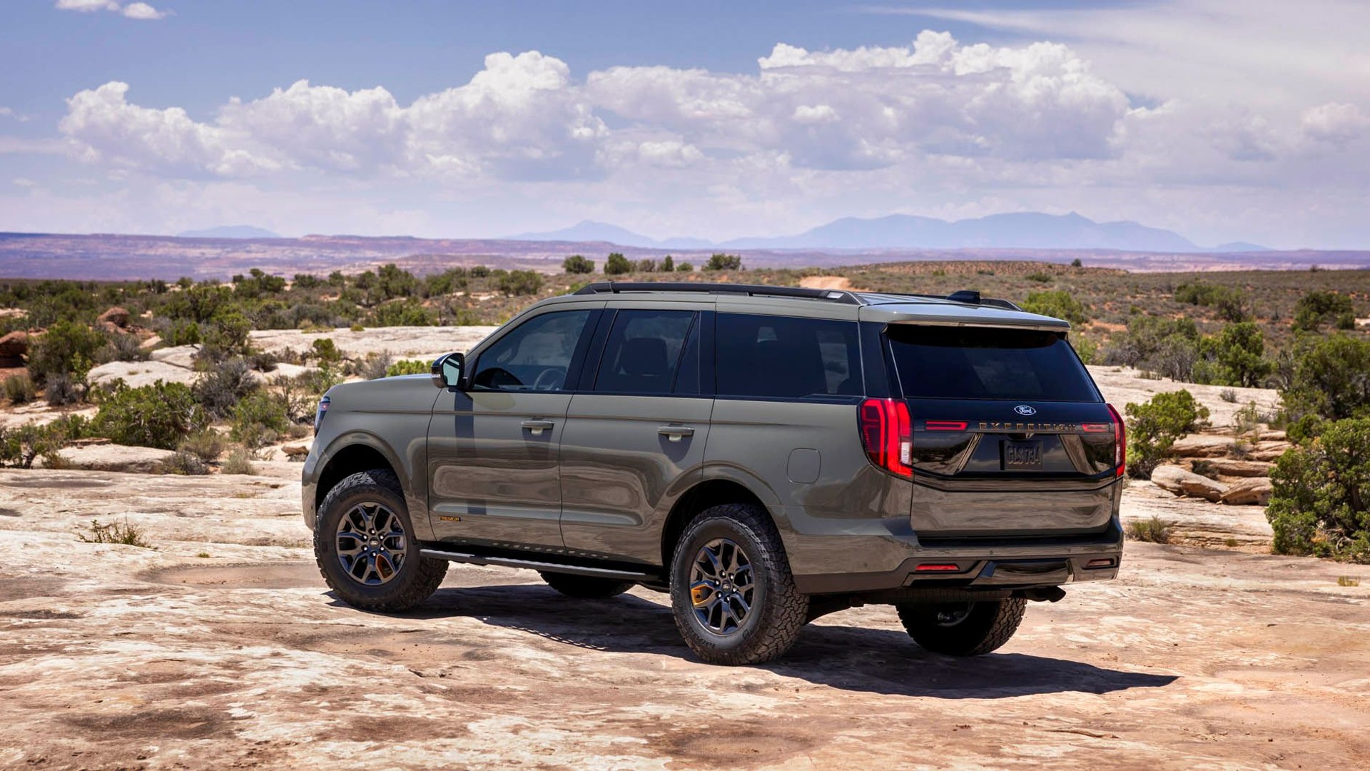 2025 Ford Expedition debuts with split tailgate for 63,695