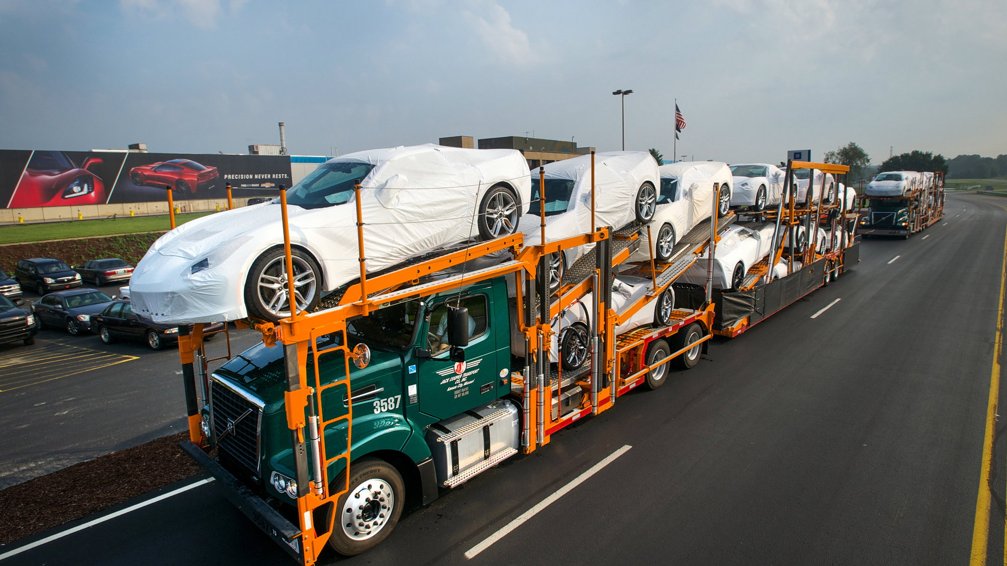 2014 Chevrolet Corvette Stingray begins shipments to dealers