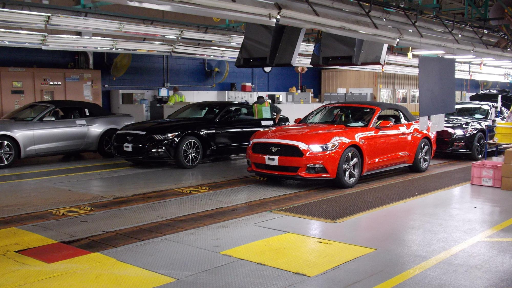 2015 Ford Mustang Convertible begins to shipping to dealerships