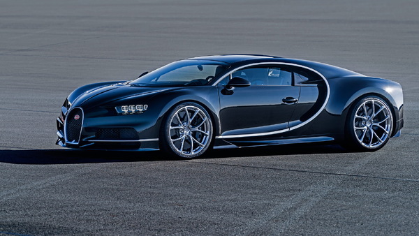 Bugatti Chiron cold starts in Monaco, sounds mean