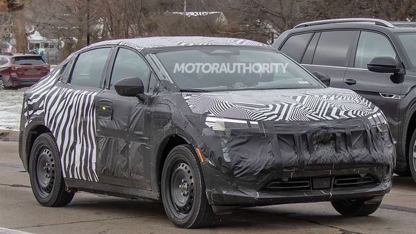  Foto zu 2026 Nissan Leaf spied with crossover body 