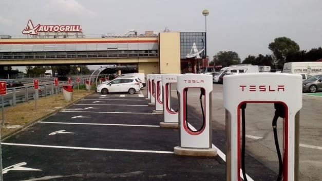 Tesla Supercharger site in Dorno, Italy, photo by problemidiricarica.wordpress.com/