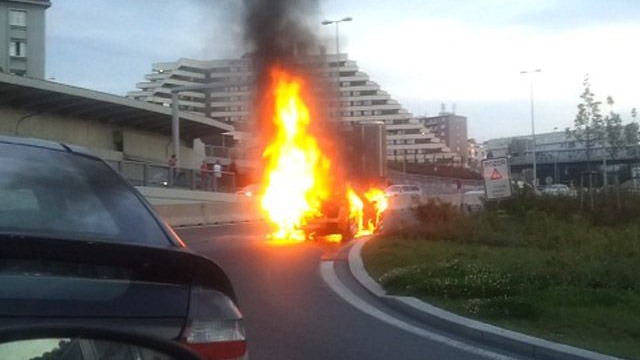 Lamborghini Gallardo up in flames in Prague