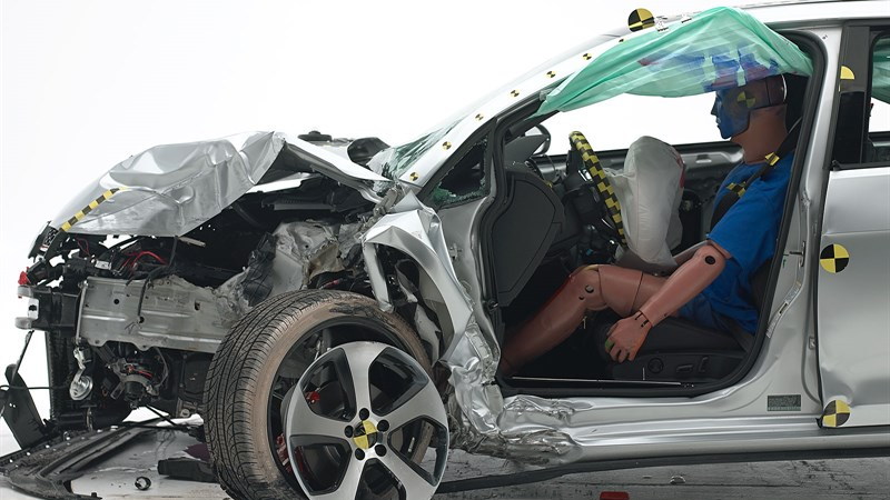 2015 Volkswagen GTI IIHS small overlap frontal crash test