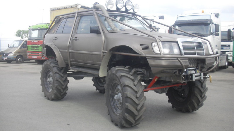 Mercedes-Benz 300TE wagon on a Unimog chassis