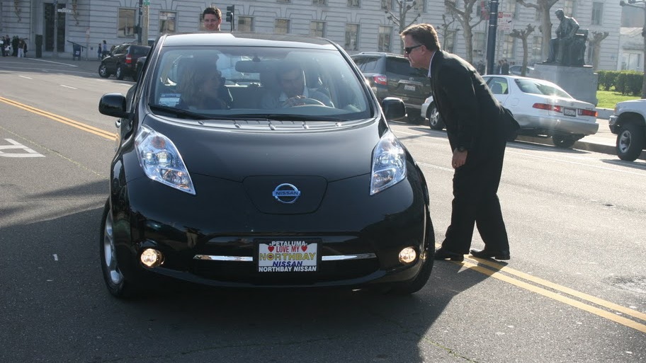 First 2011 Nissan Leaf delivered to buyer, San Francisco, Dec 2010, photo by Eugene Lee