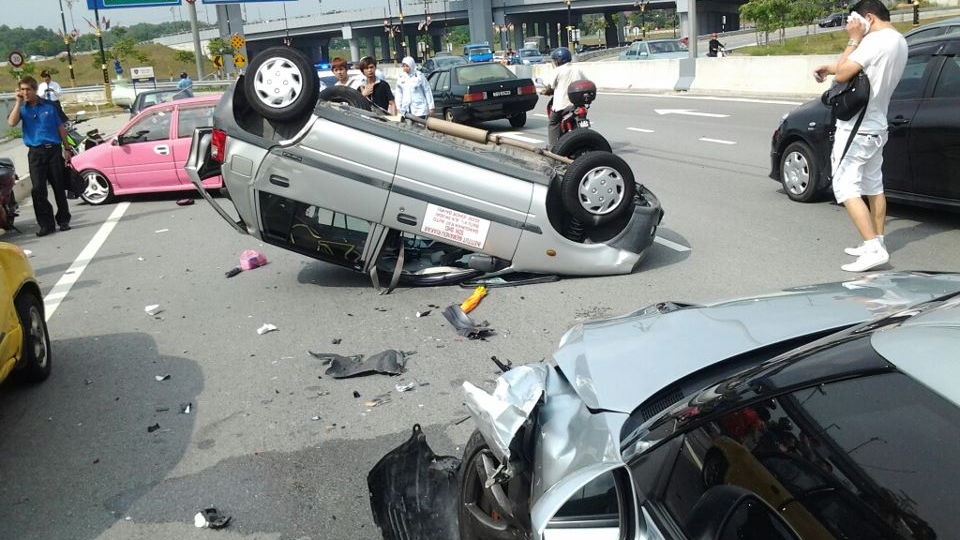 Nissan GT-R crash in Malaysia - image: Mohammed Firdaus Kamal