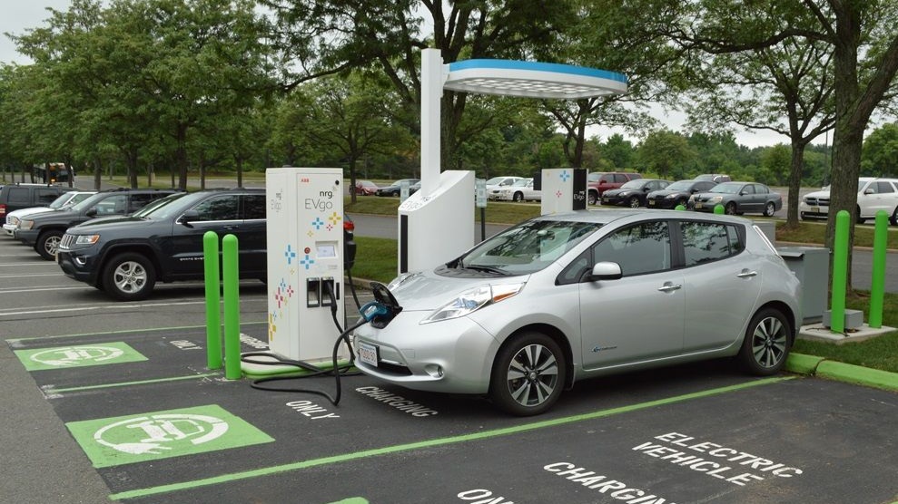 2015 Nissan Leaf fast-charging at Quaker Bridge Mall, Lawrence, NJ   [photo: John Briggs]