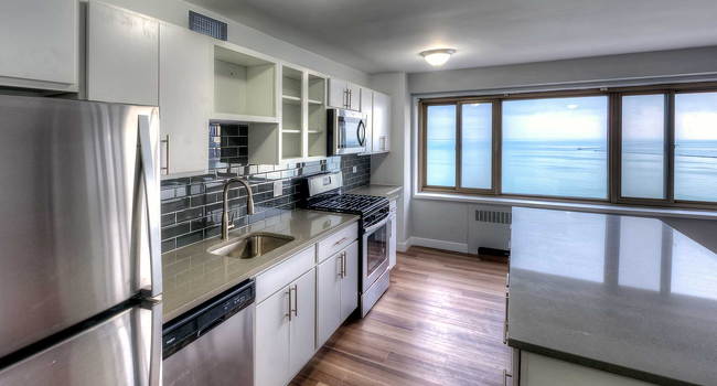 The studio, 1- and 2-bedroom residences at 1350-1360 Lake Shore Drive offer of variety of kitchen layouts and finishes, including stainless steel appliances and quartz countertops.