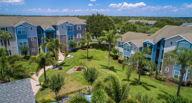 Discover an oasis where the youthful energy of Ashton Chase Apartments harmonizes with the picturesque hills and pristine lakes of Clermont. Stroll through our tropical oasis and embrace the charm of this gracious community.