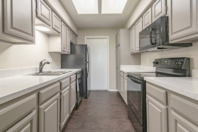 Broadmoor Villas - 36 Reviews | Irving, TX Apartments for Rent | ApartmentRatings©